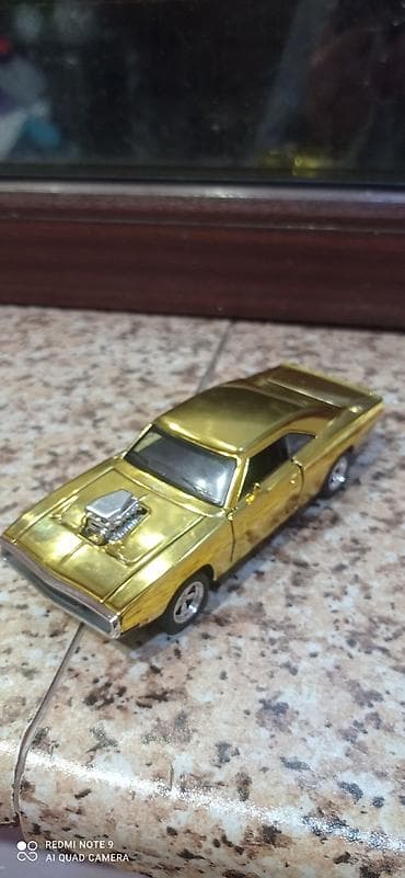 Qızılı rəngli metal model maşın – klassik muskul karı dizaynı -