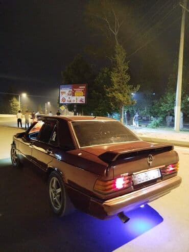 disk ve tekerler: Qırmızı rəngdə olan Mercedes-Benz avtomobili. Arxa tərəfində spoyleri — 4