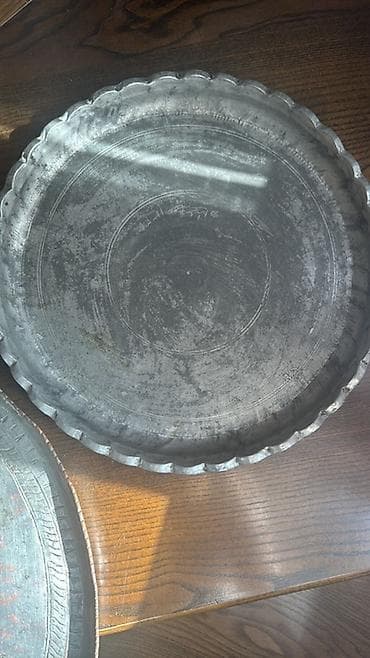 tamet daş: Təsvir: - Material: döymə metal (qalay/tunc tərkibli görünüşlü), əl — 1