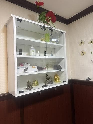 Divar vitrinləri və rəf dəsti - 3 ədəd asma divar mebeli: 1) Ağ