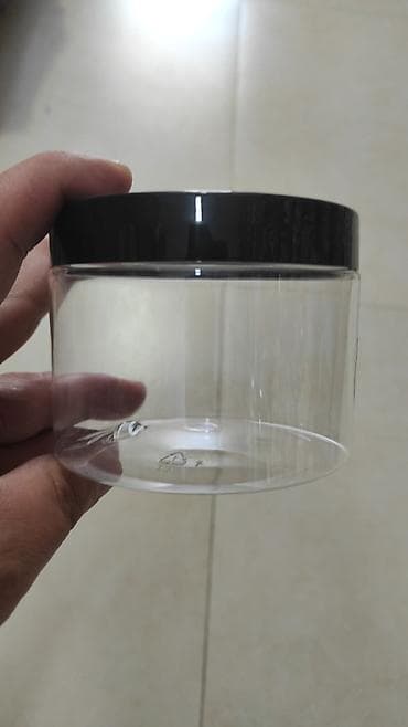 Şəffaf plastik qab – vidalı qara qapaqlı - Material: şəffaf, qalın