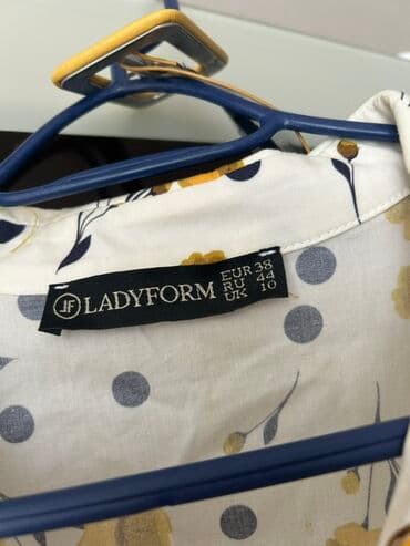 женские босоножки heeley: Ladyform markalı, ağ rəngdə, sarı çiçək və qara nöqtəli dizaynlı, qısa — 3