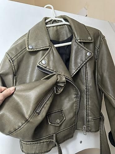 Qadınlar üçün qısa “biker” üslublu dəri görünümlü gödəkçə. - Rəng