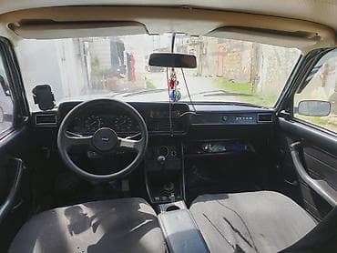 var 2107: VAZ 2107, ağ rəng, sedan gövdə. Mexaniki sürətlər qutusu — 5