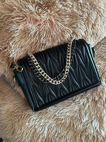 - Qara quilted dizaynlı çiyin çantası. Ön hissədə “TF” qızılı metal — 2