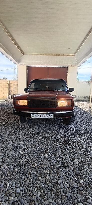 07 satsi: VAZ 2107 sedan - Kuzov: 4 qapılı sedan, al-qırmızı rəng, xrom ön və — 1