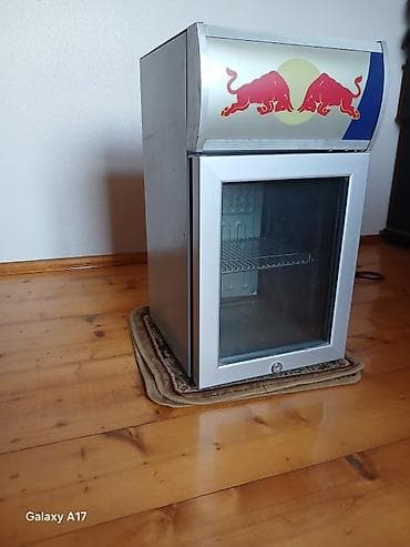 Red Bull brendli mini vitrin soyuducu ideal vəziyətdədir. 7 soyutma — 6