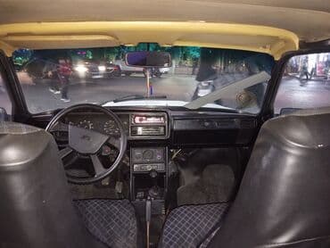 ваза напольная стеклянная высокая без узора: VAZ 2107, ağ rəng, sedan gövdə. Xüsusiyyətlər və təchizat: - Mexaniki — 2