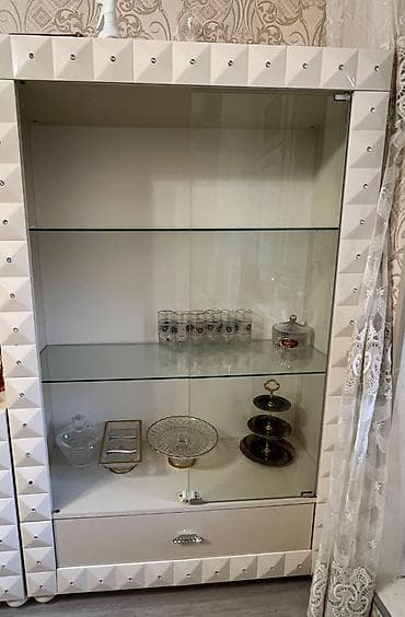 Şüşə vitrini – - Material: gücləndirilmiş şüşə qapı və rəflər