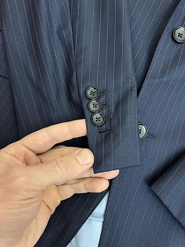 is formasi: Tünd göy rəngdə, incə zolaqlı kişi pencəyi. Xüsusiyyətlər: - Klassik — 6