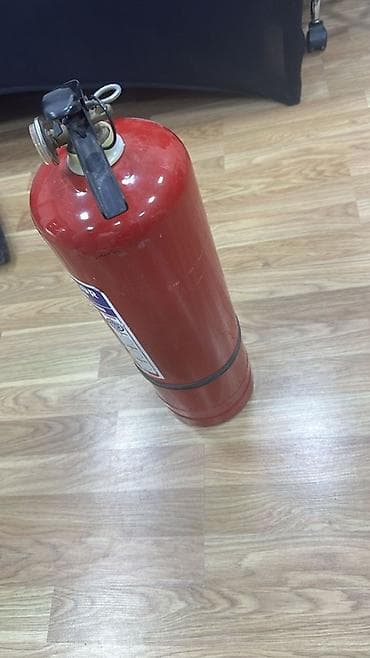 Yanğınsöndürən balon Ölçü/həcm etiketdə qeyd olunub; üzərində vizual