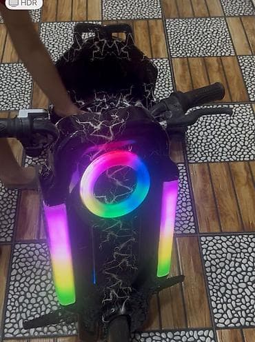 LED işıqlı uşaq elektrik skuteri - Dizayn: Qara korpus üzərində