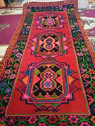 Məhsul: Əl toxuması xalça Təsvir: - Parlaq qırmızı fon üzərində üç