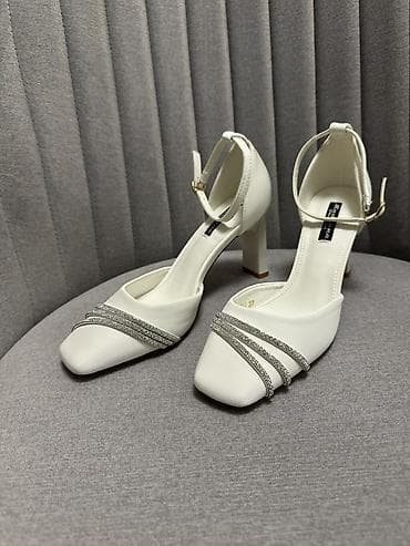 Ağ rəngli zərif qadın tuflisi Razmer: 37 Tam yeni, heç geyinilməyib