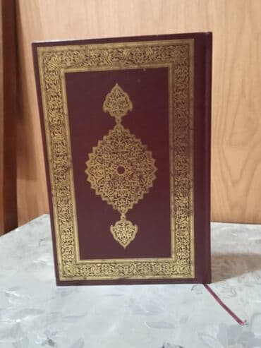 Ön və arxa qapaqlarında qızılı naxışlar olan, parlaq qırmızı rəngli