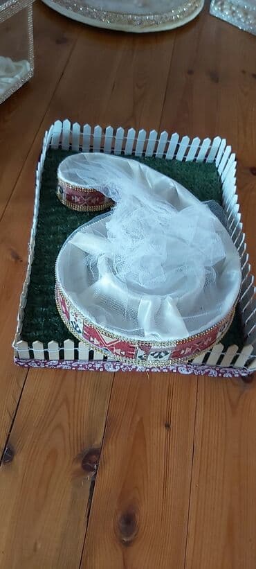 nisan ucun ev dekoru: Novruz xoncasi. Ot örtüyü və ağ çəpər detalları ilə bəzədilmiş — 3