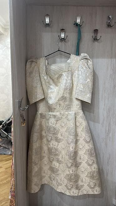 donlar ucuz: - Qızılı parlaqlığa malik, tünd boz-qızılı tonlarda, tək çiyinli gecə — 3