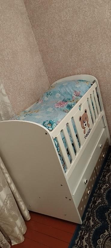 dekor aksesuarları: Oğlan üçün, İşlənmiş, Dördbucaq, Beşik, Matras ilə, Yellənmə mexanizmsiz — 1