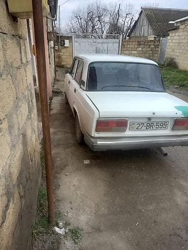 21011 vaz: VAZ 2107, ağ rəng. Klassik sedan kuzov, arxa ötürücülü. Texniki — 1