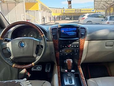 e 250 cdi: Ağ rəngli 5 qapılı yolsuzluq/SUV avtomobili. Xüsusiyyətlər: - Geniş — 7