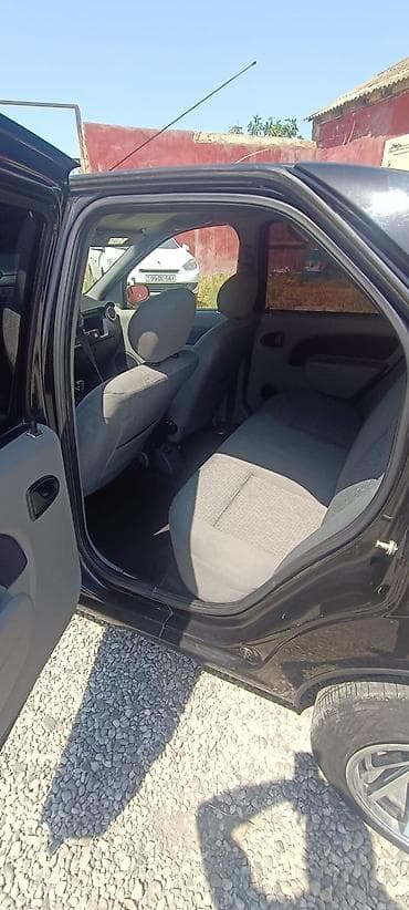 e 3 2: Dacia Logan Sedan – qara rəng, benzin mühərrikli, önötürücülü. Şəhər — 9