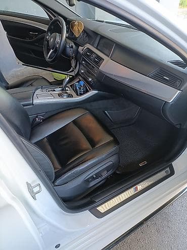 diffuser satisi: BMW 5 Series (F10) sedan – ağ rəng, agresiv M-stil eksteryer paketi — 9