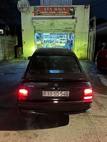guzgu: Opel Vectra A sedan - Kuzov: 4 qapılı sedan, tünd yaşıl rəng - — 7