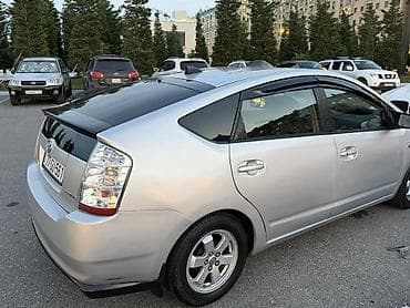e39 guzgu: Toyota Prius (2-ci nəsil) hibrid hetçbek - Gümüşü rəng, 5 qapılı — 3