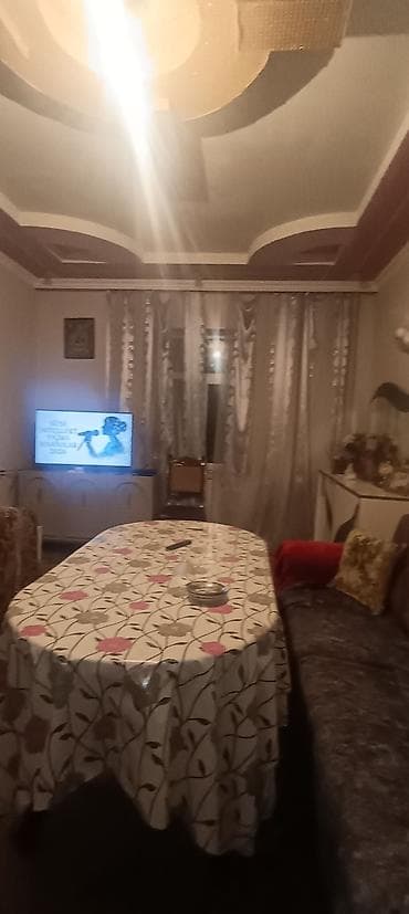 Musfiqabad 28 May qesebesi tam. Mərkəzdə baxca məktəb asfalta yaxn