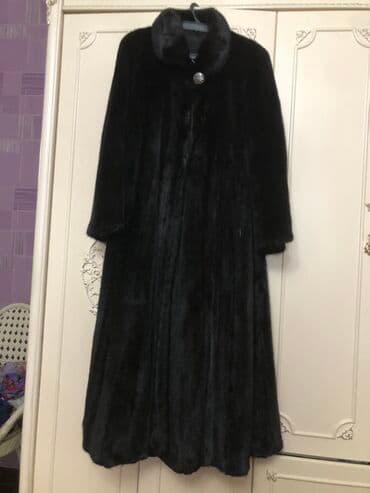 женские мокасины с мехом: Qadın uzun xəz palto - Rəng: qara - Uzunluq: tam uzun, ətəyi geniş — 1