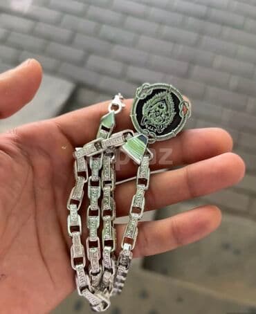 Gümüş rəngli kişi zənciri 91 qram
Kulonsuz satilir