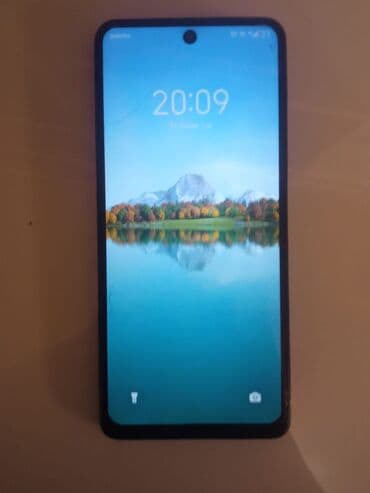 Apple iPhone: Smartfon – arxa tərəfdə böyük kvadrat kamera adası və 3 ədəd dairəvi — 3