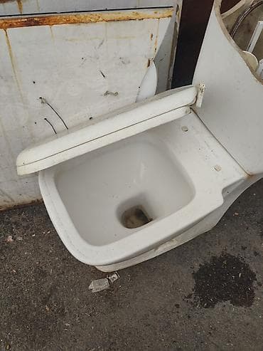 unitaz işlənmiş: Ağ rəngli keramika tualet, oturacağı və ayrı su çəni ilə təchiz — 3