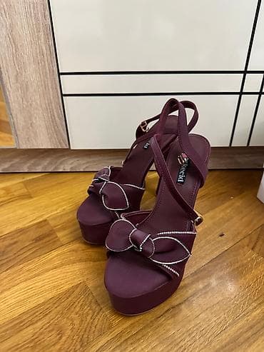 Basanoşka və səndəllər: Bir dəfə geyinilib Bordo rəngli qadın platforma sandal. • Hündurlük — 1