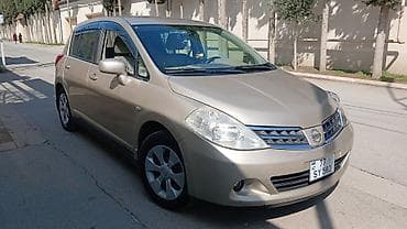 tra: Nissan Tiida hatchback - Kuzov: 5 qapılı hatchback, qızılı/bej rəng - — 2