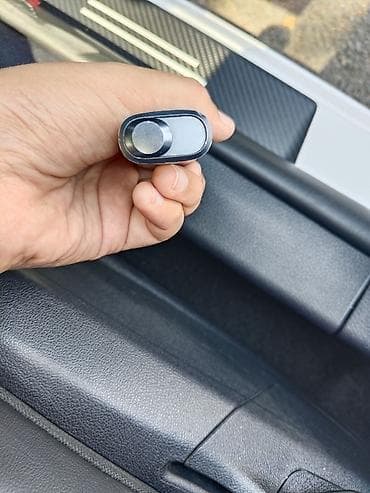 IQOS ILUMA ONE tütün qızdırma cihazı, tünd boz rəngdə və kompakt, oval — 6