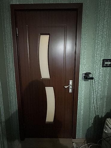 Daxili otaq qapısı. Bu qapıdan 3 ədəddir. 3 birlikdə 100 manata