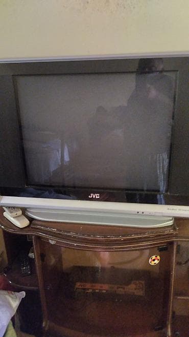 JVC televizor - Marka/model: JVC (ekranda JVC loqosu) - Ekran: geniş