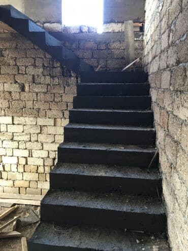 ikinci əl seyf qapi: Betondan pillekenler. Baslanqic ve son pillelere lazerle kod verib — 9