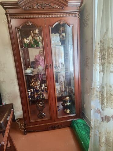 rəf vitrinləri: Klassik üslubda vitrin şkaf - Material: Taxta karkas, ön hissə və — 1