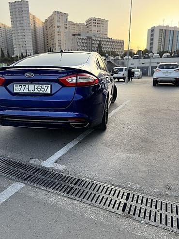 balta disk: Ford Fusion sedan – mavi rəng, 4 qapı, ön və arxa park yerlərində — 5