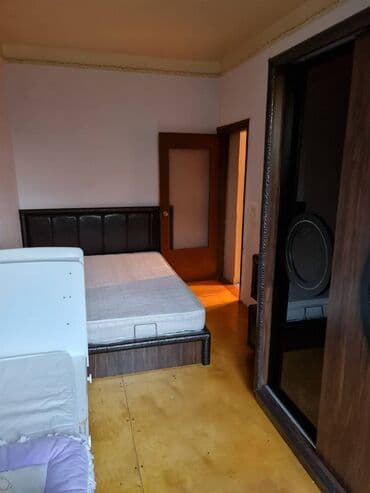 kirayə ucuz ev: 7ci mikrorayonda. 5/5, orta təmirli bütün əşyaları ilə 2 otaq, YALNIZ — 8
