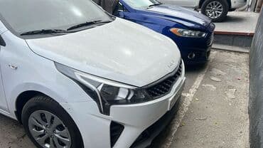 kia picanto qiymeti: Kia sedan – ağ rəng, yenilənmiş Kia loqolu ön kapot və altıgu bufer — 1