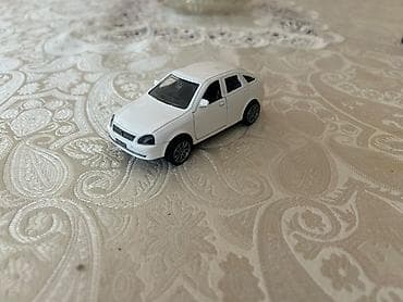 mini disk: Ağ rəngli metal oyuncaq avtomobil – sedan kuzovlu mini model — 1