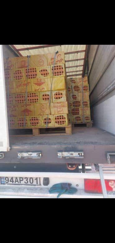 ağ kərpic: Boş kərpiclər tikinti sənayesində istifadə olunan, daxilində — 1