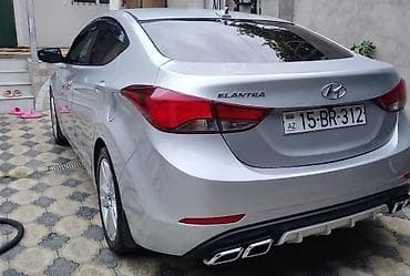 tek oturacaqlar: Hyundai Elantra – gümüşü rəng, sedan kuzov Xüsusiyyətlər: - Benzin — 6