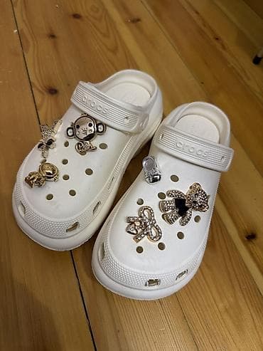 sabo: Məhsul: Crocs üslublu ağ rezin sabotlar, dekorativ Jibbitz bəzəkləri — 1