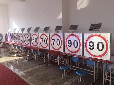 masinlar kreditle: Günəş panelli işıqlı yol nişanları Məhsul: Günəş enerjisi ilə — 3