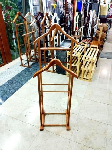 вешалка для брюк и рубашек напольная: Bu, paltarların səliqəli saxlanması üçün nəzərdə tutulmuş taxta — 13