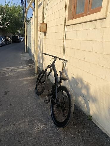 Elektrik velosipedlər: Elektrik dağ velosipedi – mat qara rəng, iri 27.5–29" təkərlər və — 3